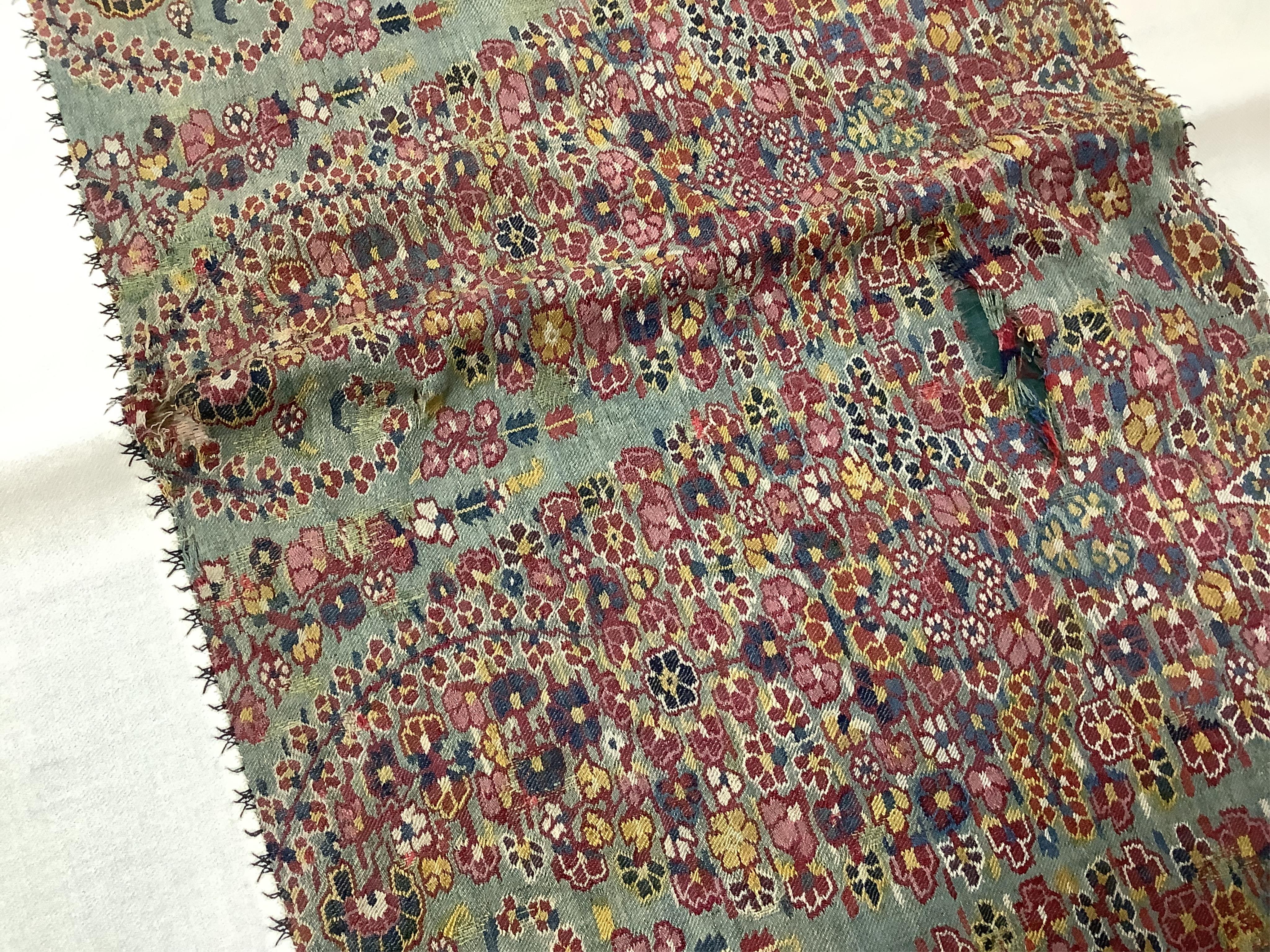 A cream pashmina shawl with woven Paisley ends, 223x104cm